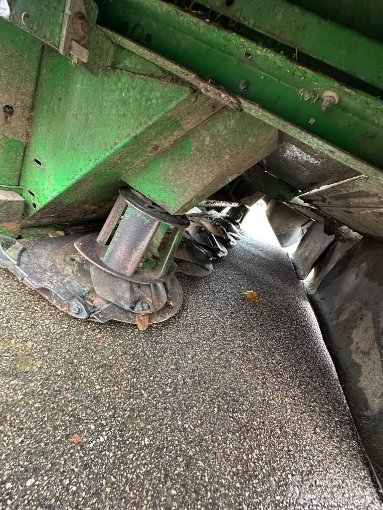 John Deere 830 Maaikneuzers