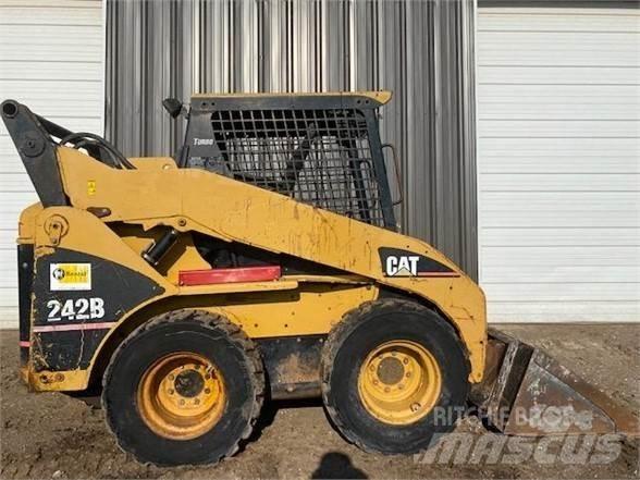 CAT 242B Schrankladers