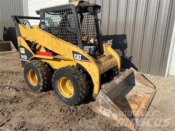 CAT 242B Schrankladers