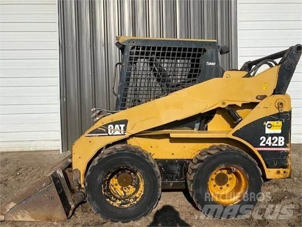 CAT 242B Schrankladers