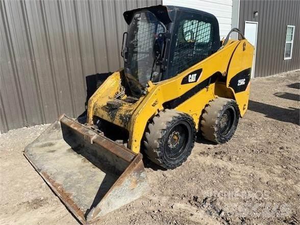 CAT 256C Schrankladers