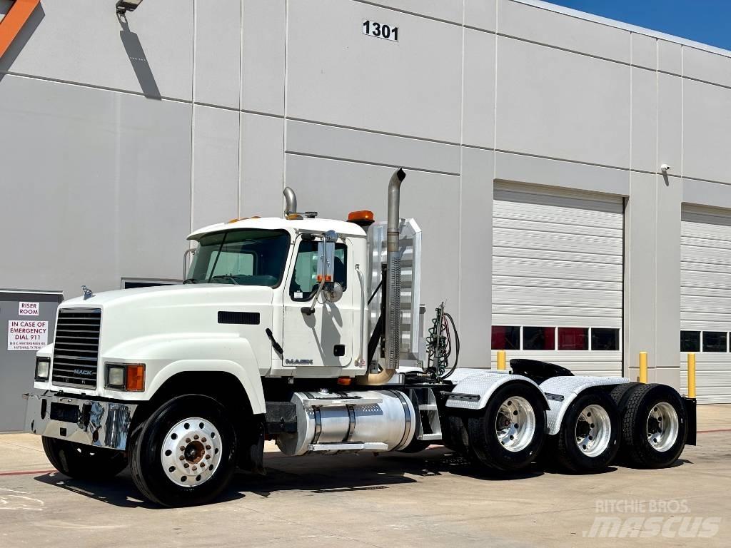 Mack CHU 613 Trekkers