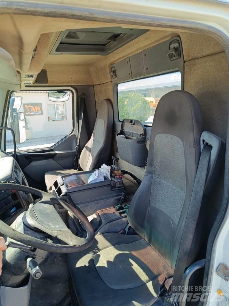 Renault 320 DCI Vlakke laadvloer met kraan