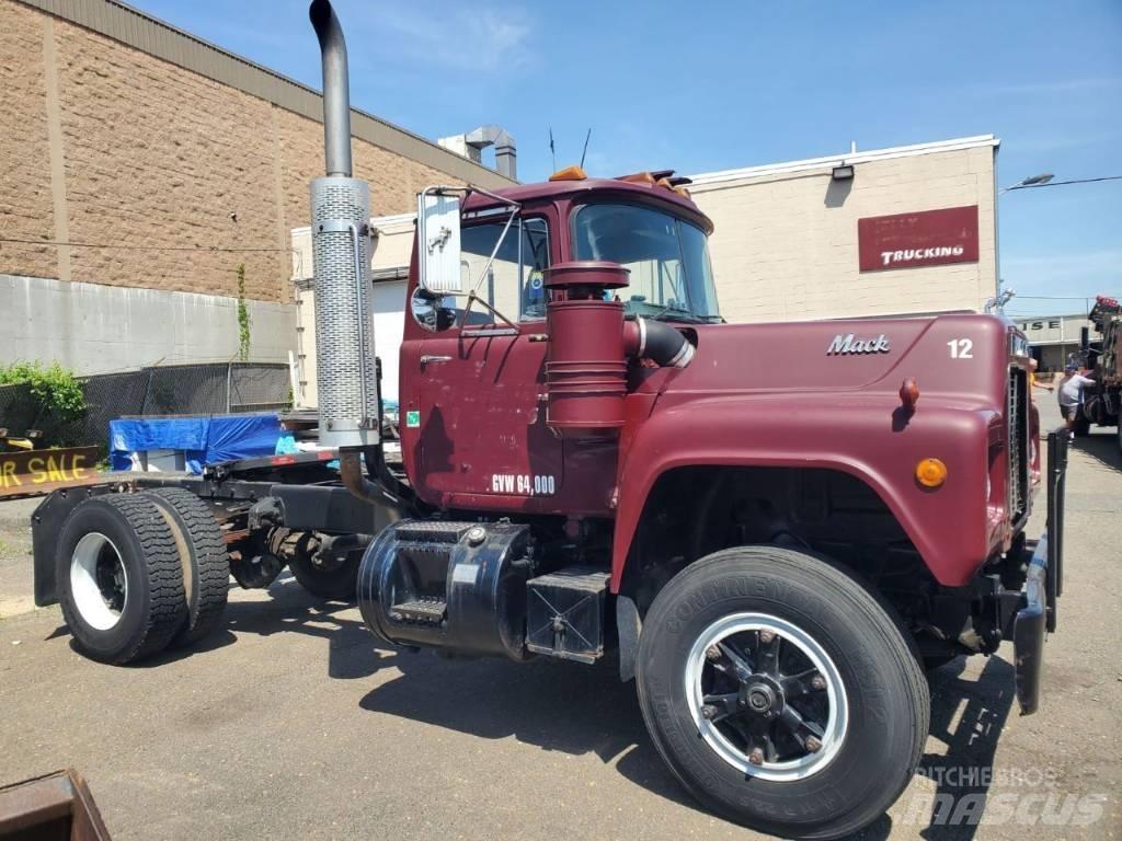 Mack RD 690 P Trekkers