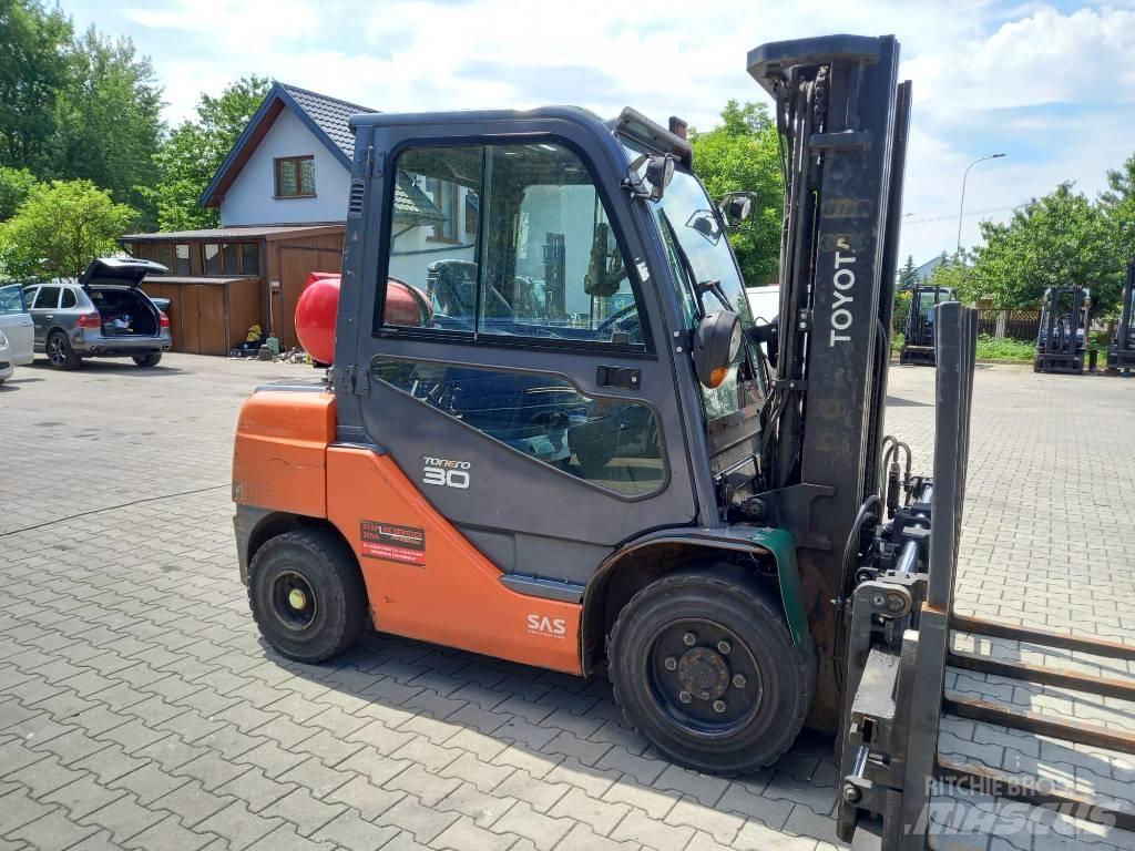 Toyota 8 FGF 30 LPG heftrucks