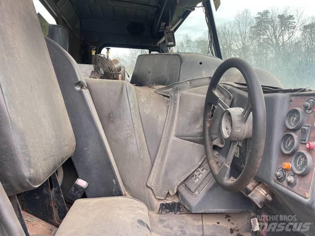 Peterbilt 320 Chassis met cabine