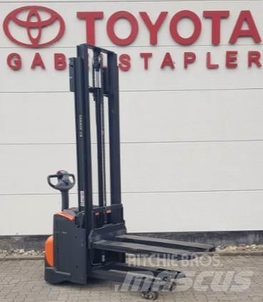 Toyota SWE120L Stapelaar meeloop