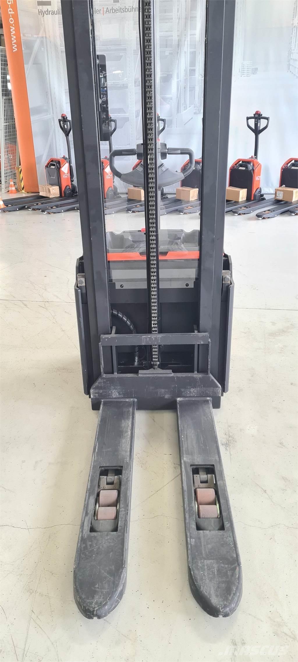 Toyota SWE120L Stapelaar meeloop