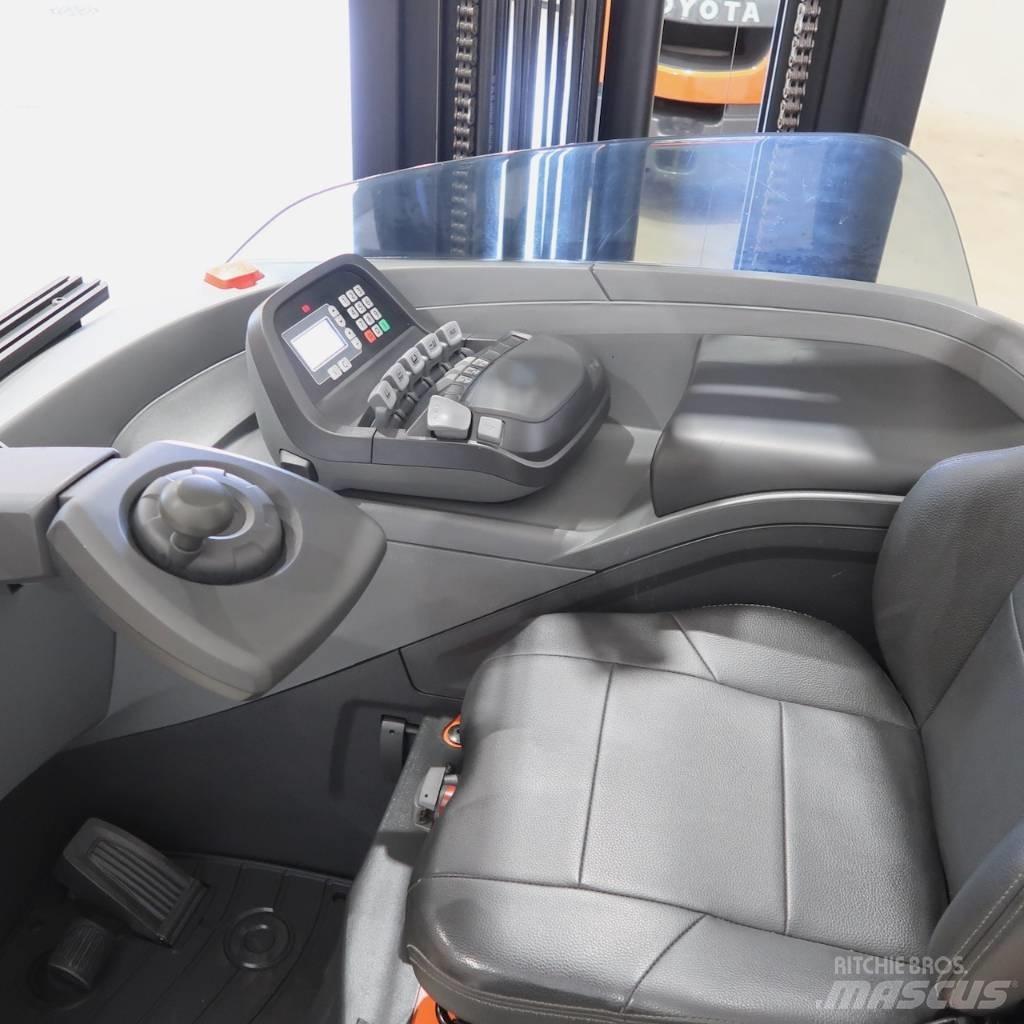 Toyota RRE200HC Reachtruck voor hoog niveau
