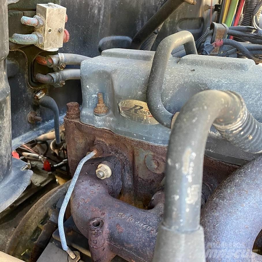 Mack CHN613 Trekkers