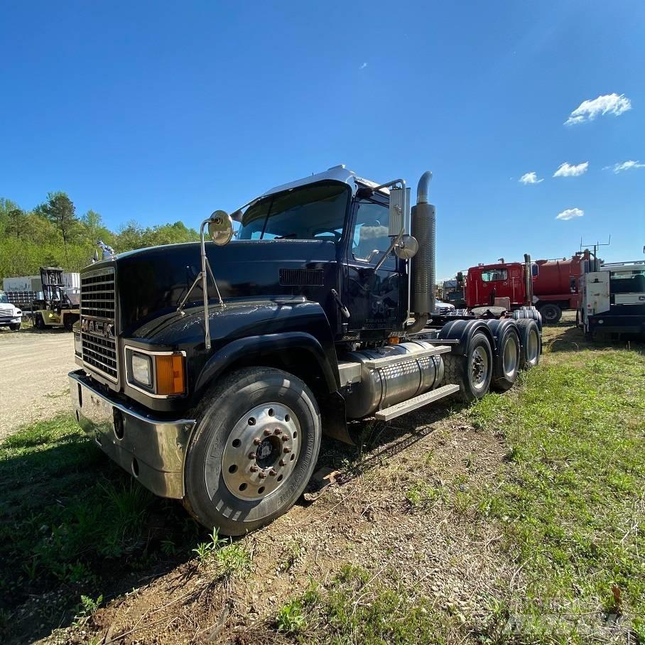Mack CHN613 Trekkers