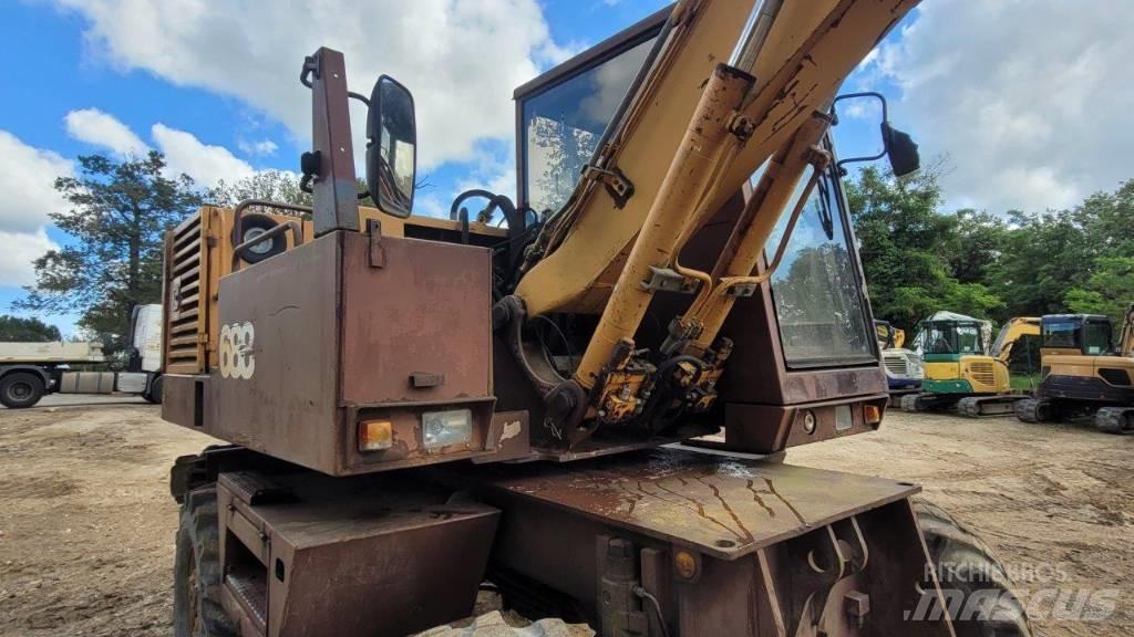CASE 688 Wielgraafmachines