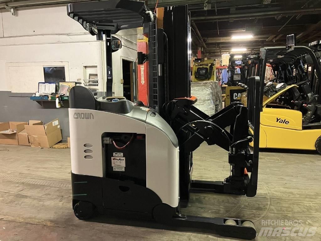 Crown RM6025-45 Reachtruck voor hoog niveau