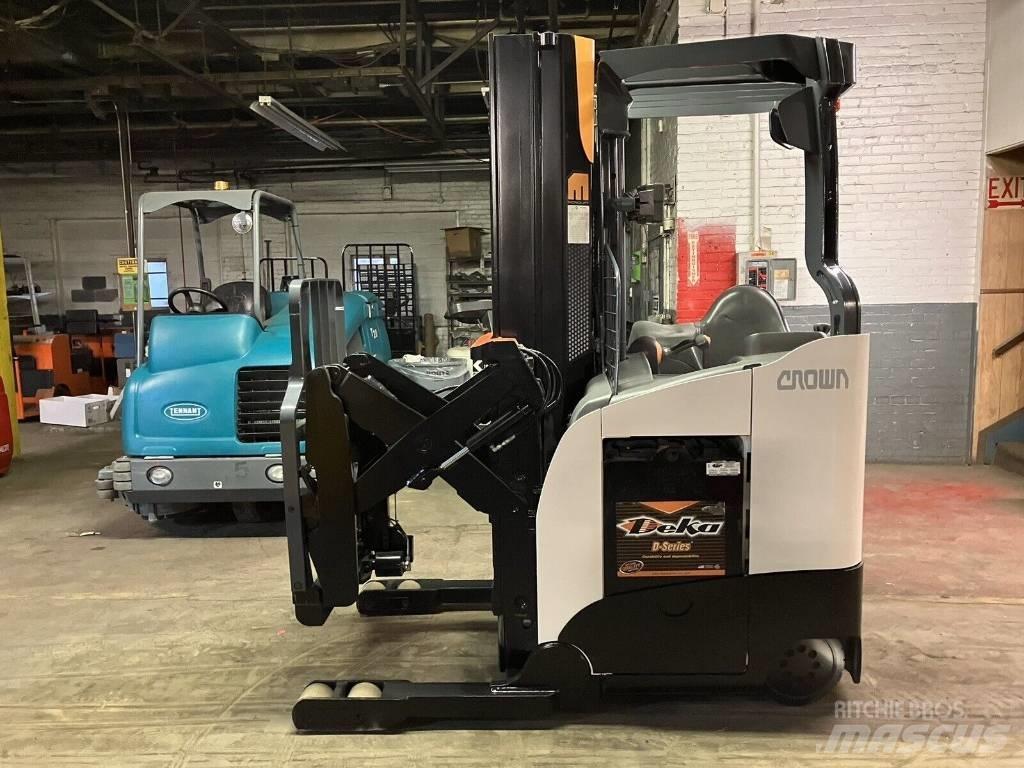 Crown RM6025-45 Reachtruck voor hoog niveau