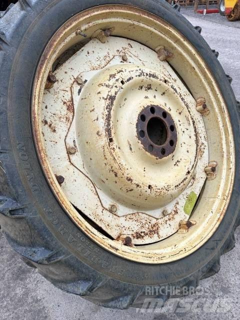 Dunlop 9.5R44 Banden, wielen en velgen