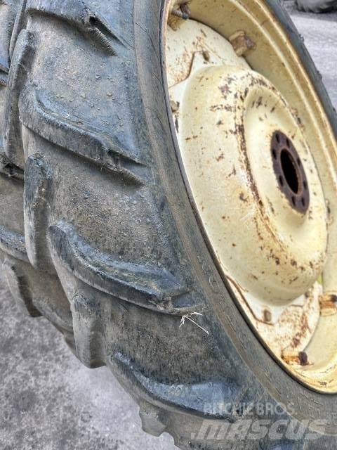 Dunlop 9.5R44 Banden, wielen en velgen