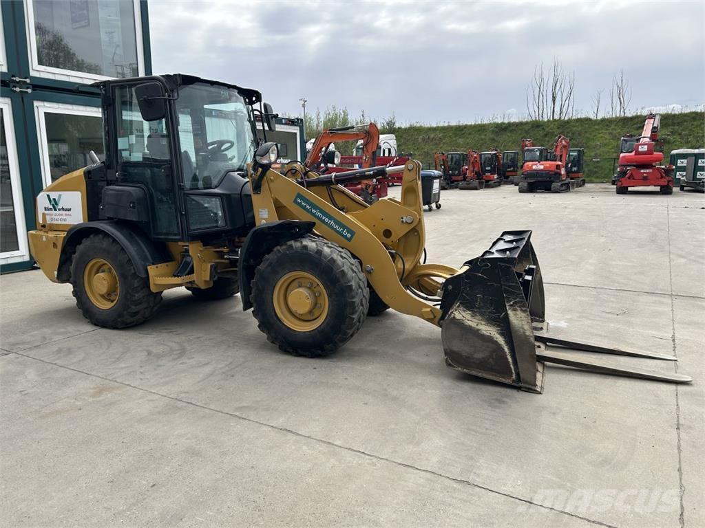 CAT 906M (8758) Knik- en schrankladers