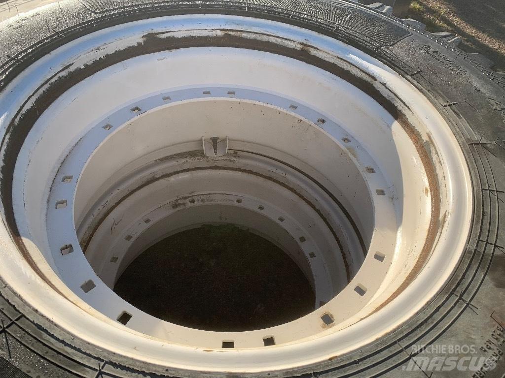 Nokian 16.9 R28 Banden, wielen en velgen