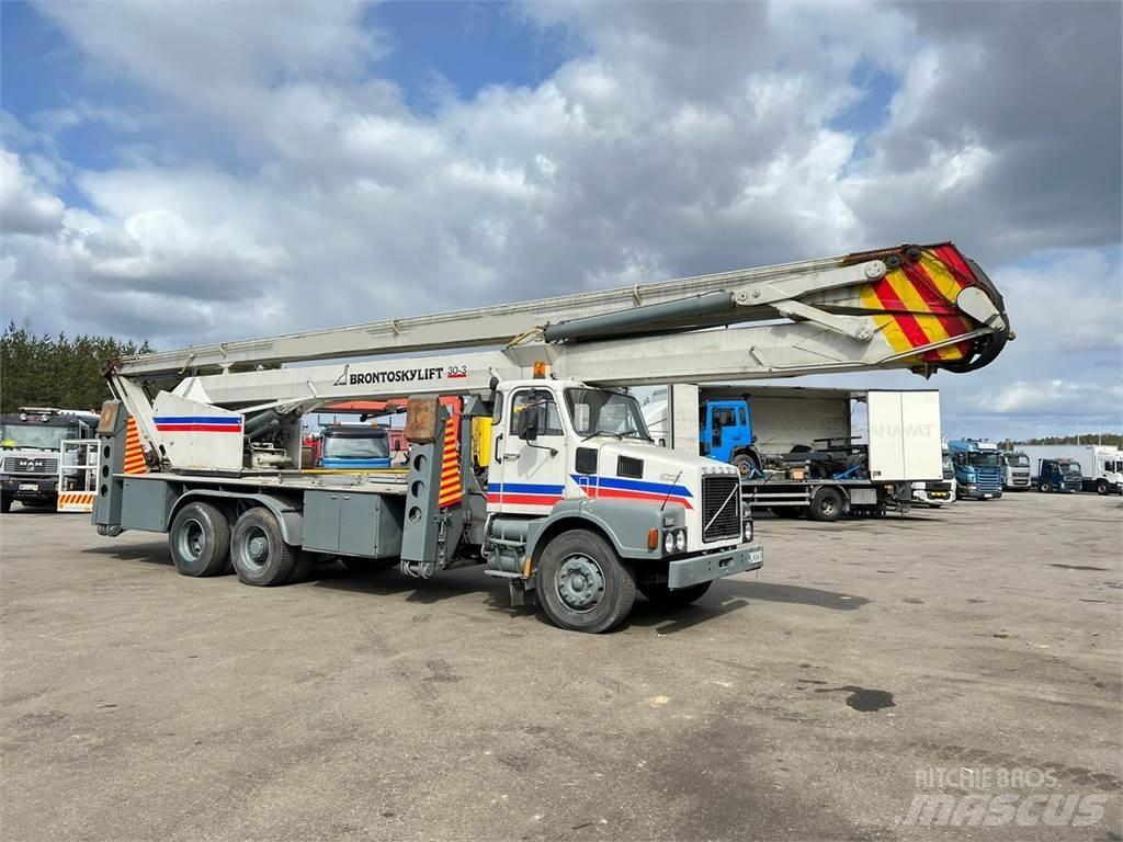 Volvo N12-1-V-6X2 Vlakke laadvloer met kraan
