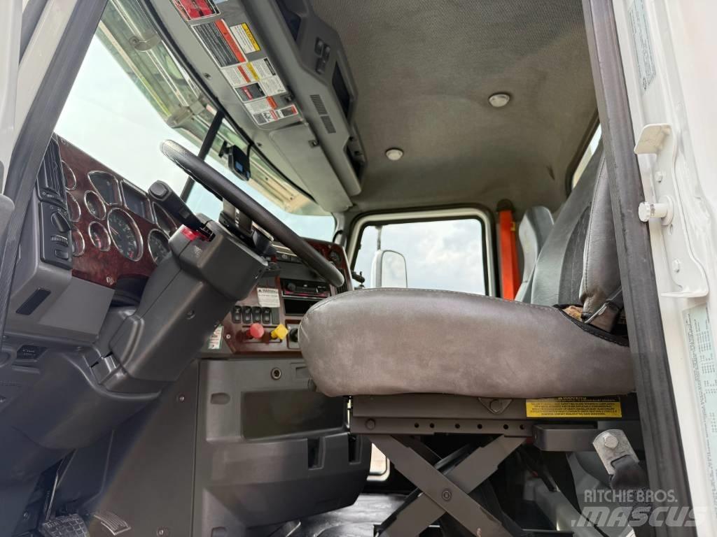 Mack CXU 613 Trekkers