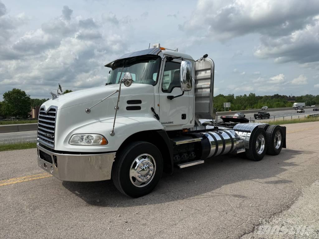 Mack CXU 613 Trekkers