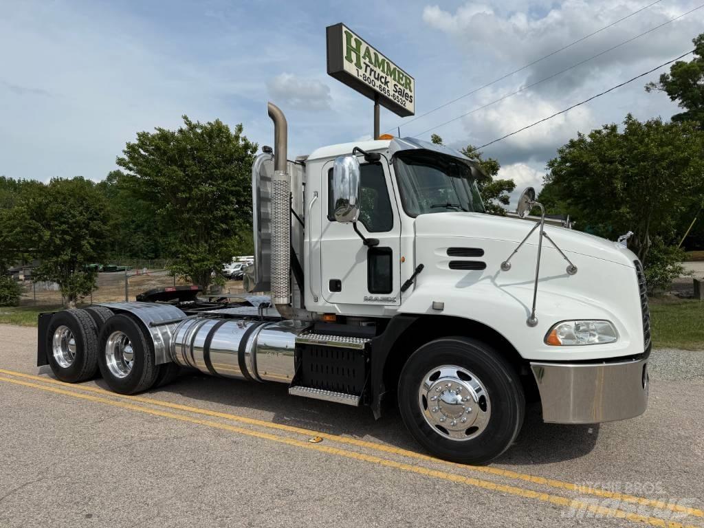 Mack CXU 613 Trekkers