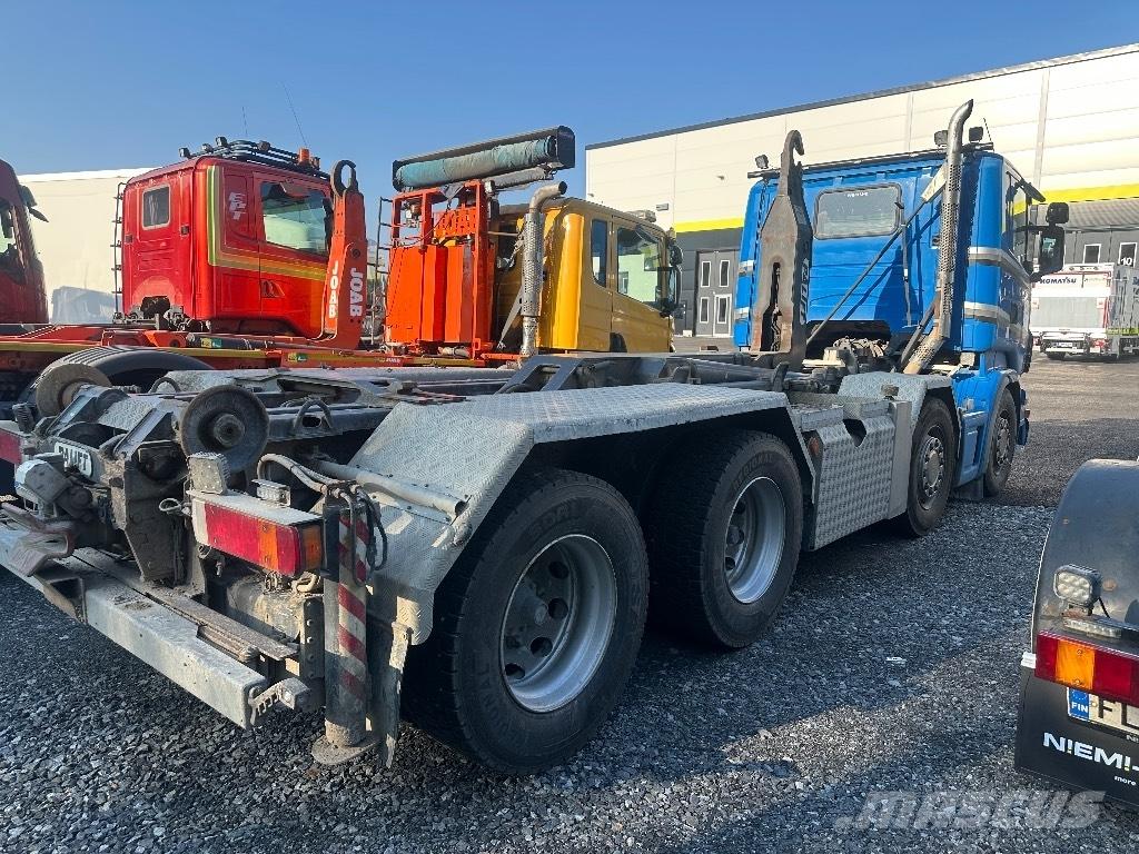 Scania R420 8X4/4 Vrachtwagen met containersysteem