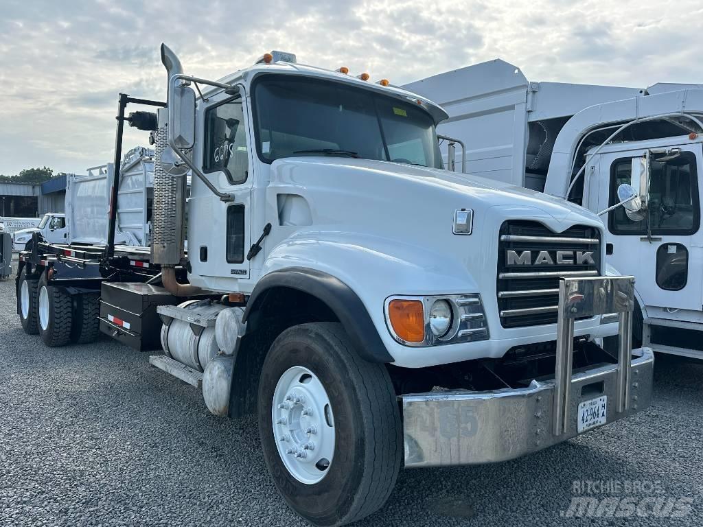 Mack CV 713 Containertrucks met kabelsysteem