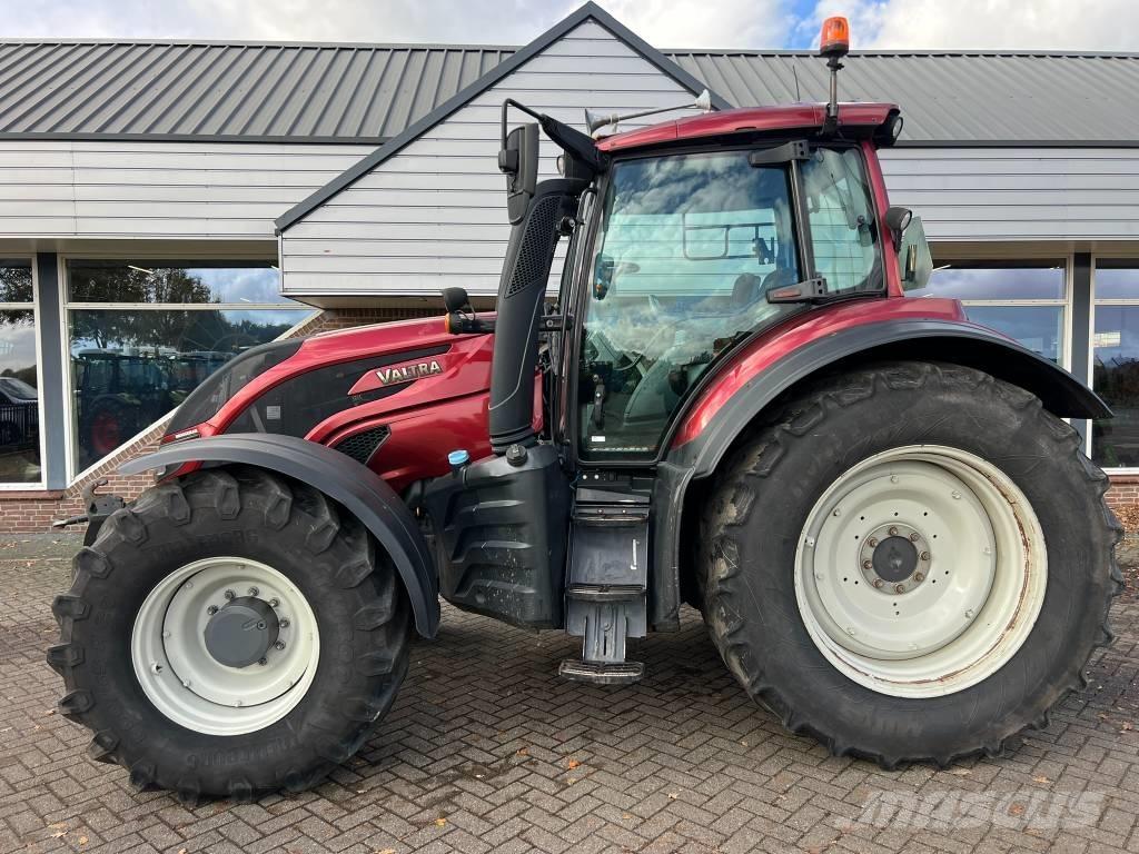 Valtra T 174 Versu Tractoren