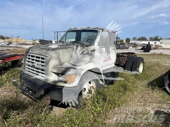 Ford F800 Chassis met cabine