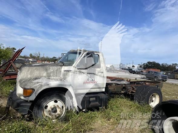 Ford F800 Chassis met cabine