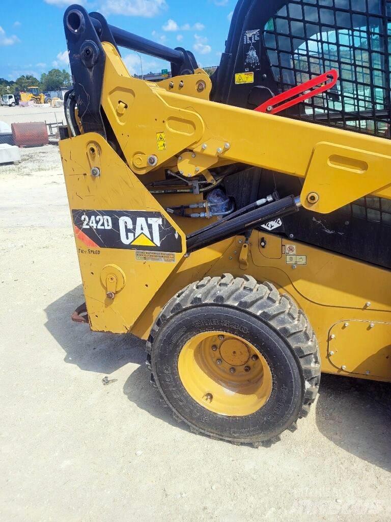 CAT 242 D Schrankladers