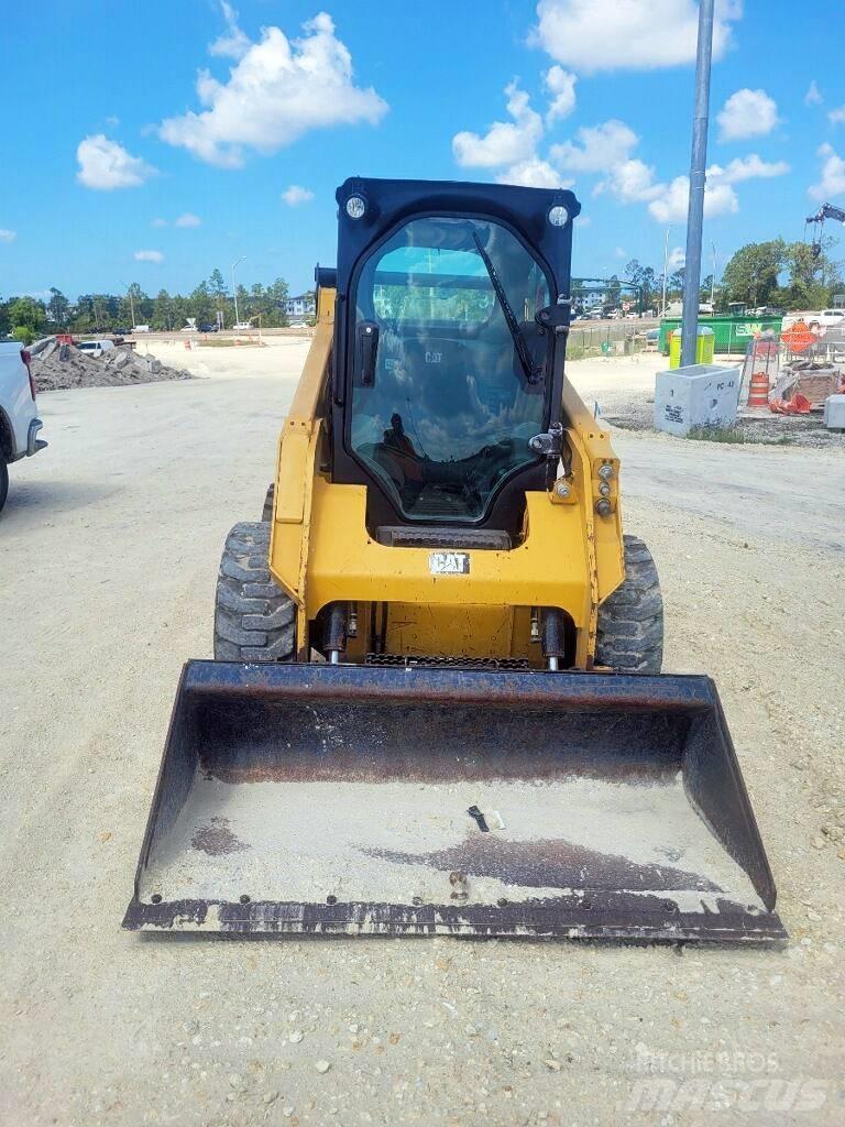 CAT 242 D Schrankladers