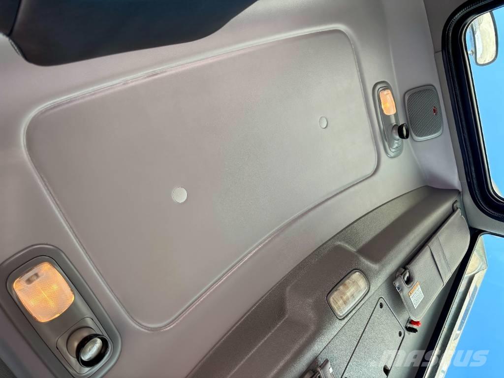 Peterbilt 389 Trekkers