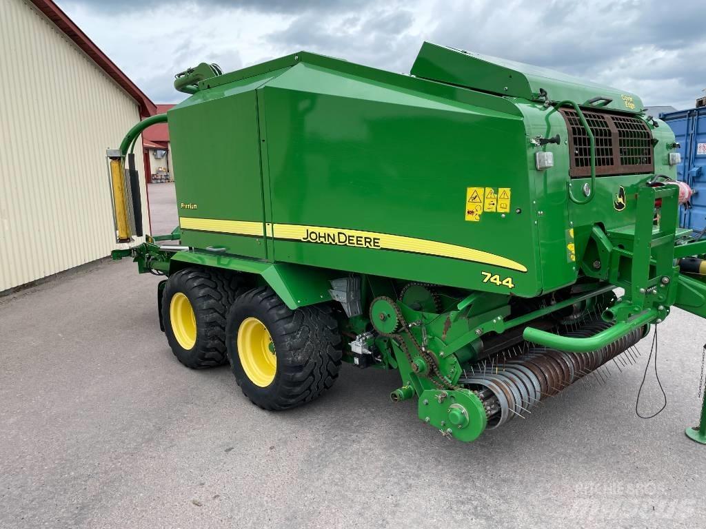 John Deere 744 H Ronde-balenpersen