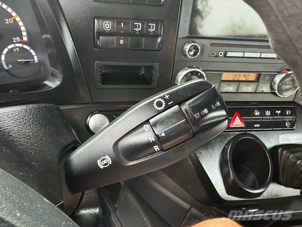 Mercedes-Benz 1851 Trekkers