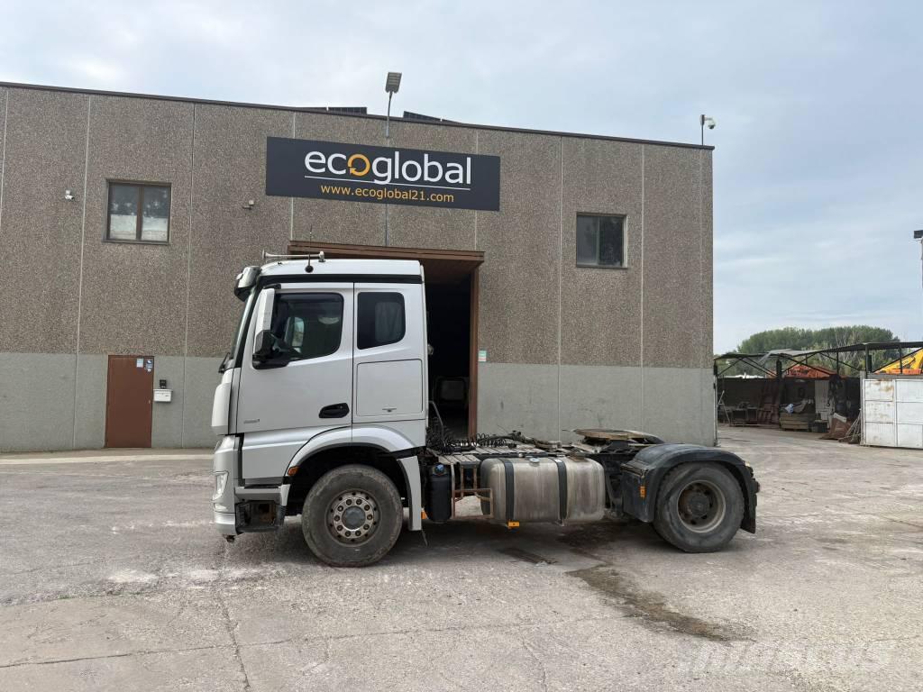 Mercedes-Benz 1851 Trekkers