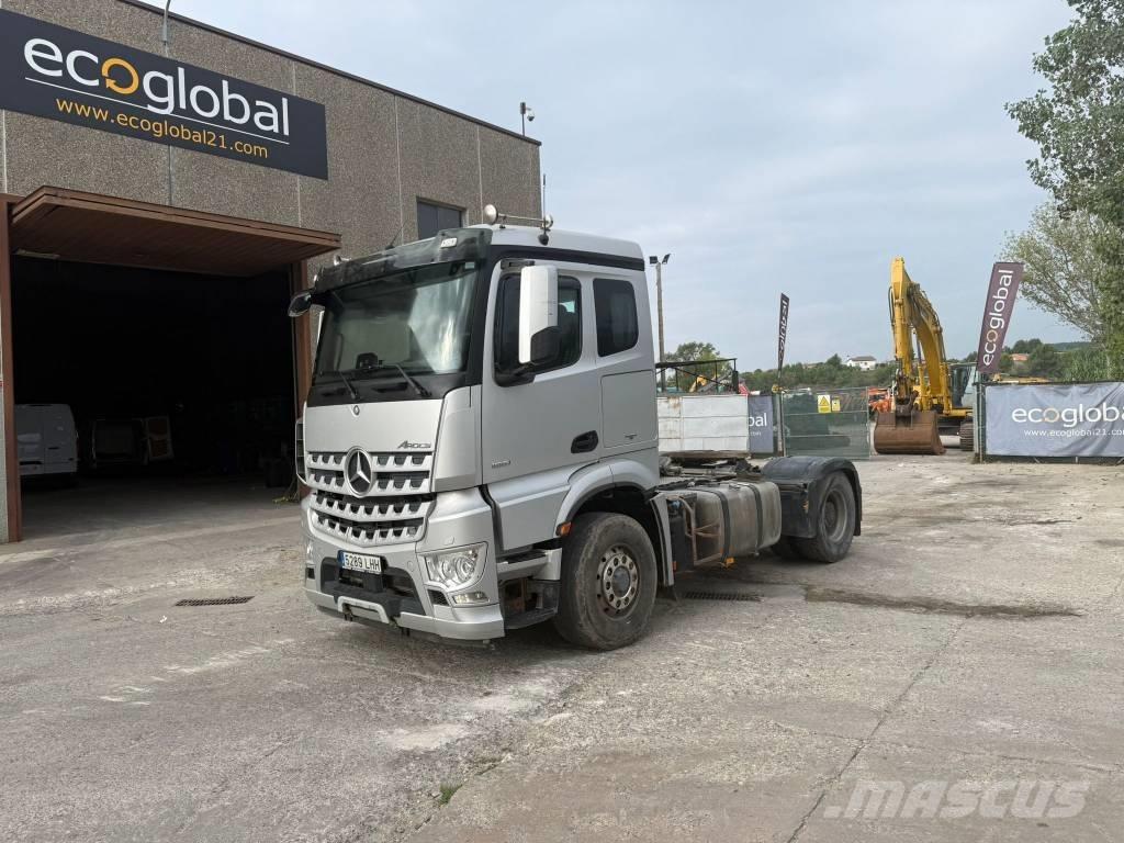 Mercedes-Benz 1851 Trekkers