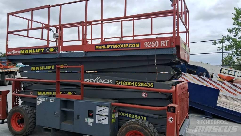 SkyJack 9250RT Schaarhoogwerkers