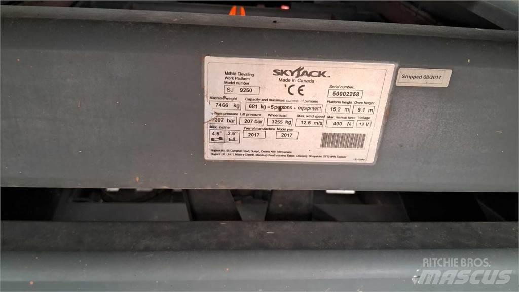 SkyJack 9250RT Schaarhoogwerkers