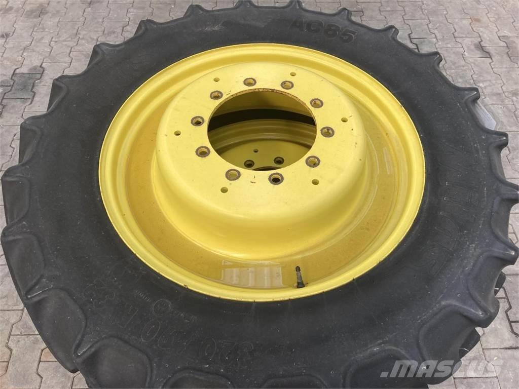 Mitas 320/90R32 Banden, wielen en velgen
