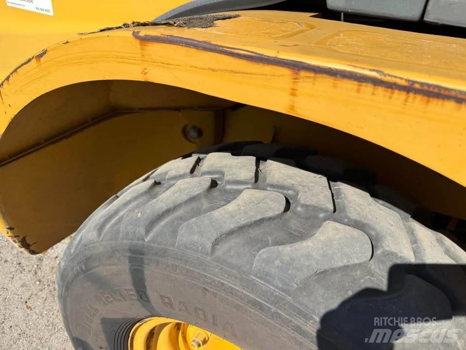 John Deere 244 J Wielladers