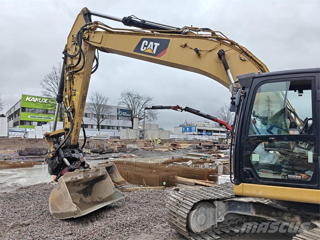 CAT 323 Rupsgraafmachines