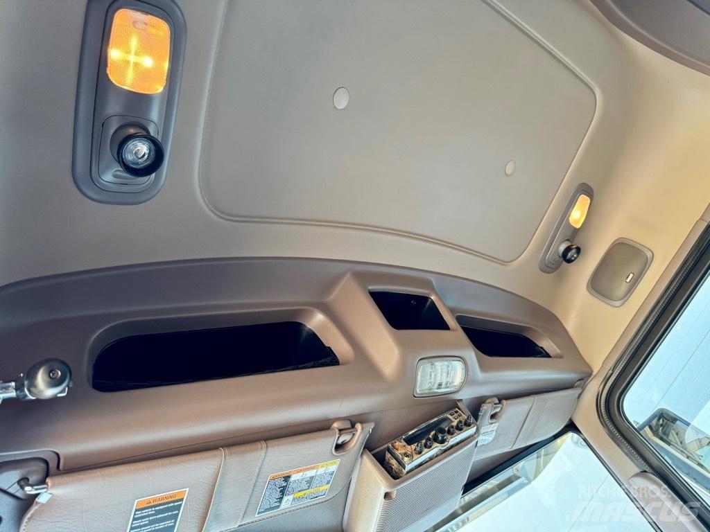 Peterbilt 389 Trekkers