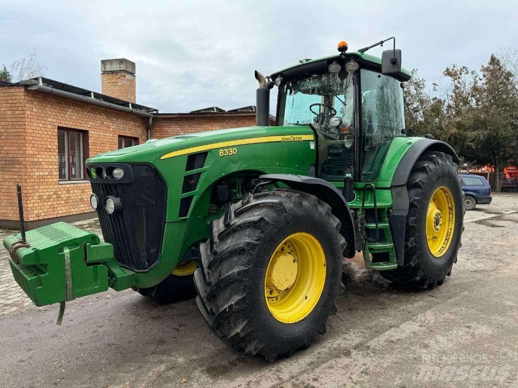 John Deere 8330 Tractoren