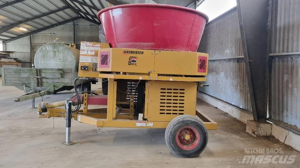 Haybuster H-835 Balenhakselaars, -snijders en -afwikkelaars