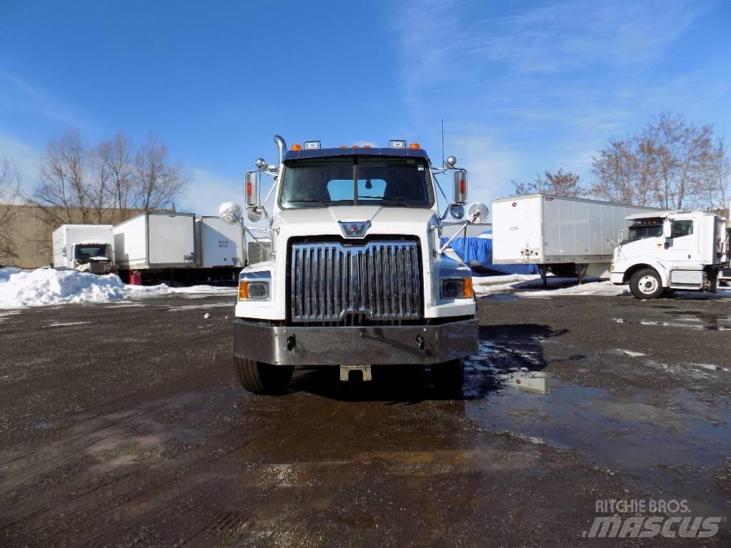 Western Star 4700 SB Trekkers