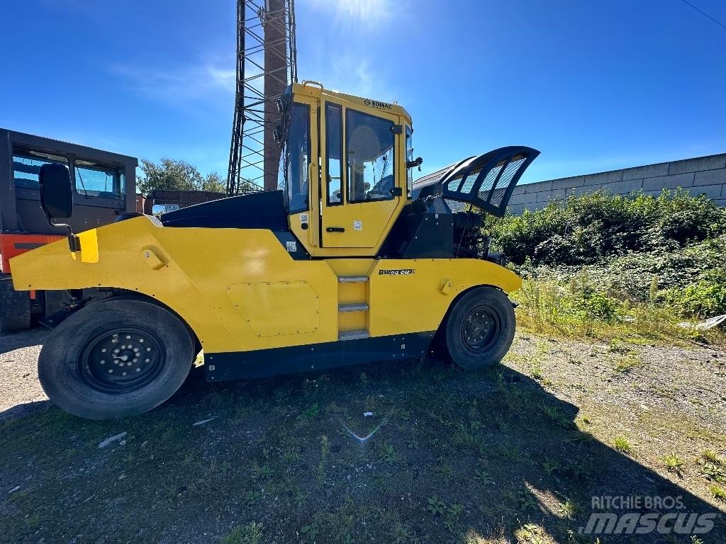 Bomag BW24RH Bandenwalsen