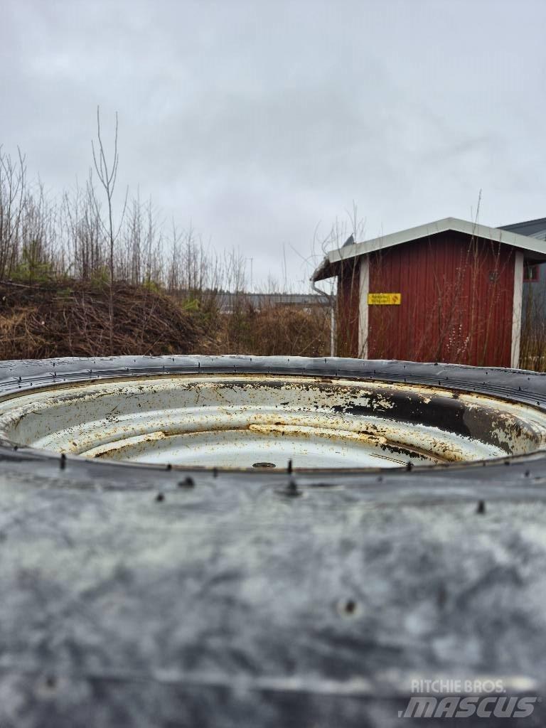Dunlop 365/80R20 Banden, wielen en velgen