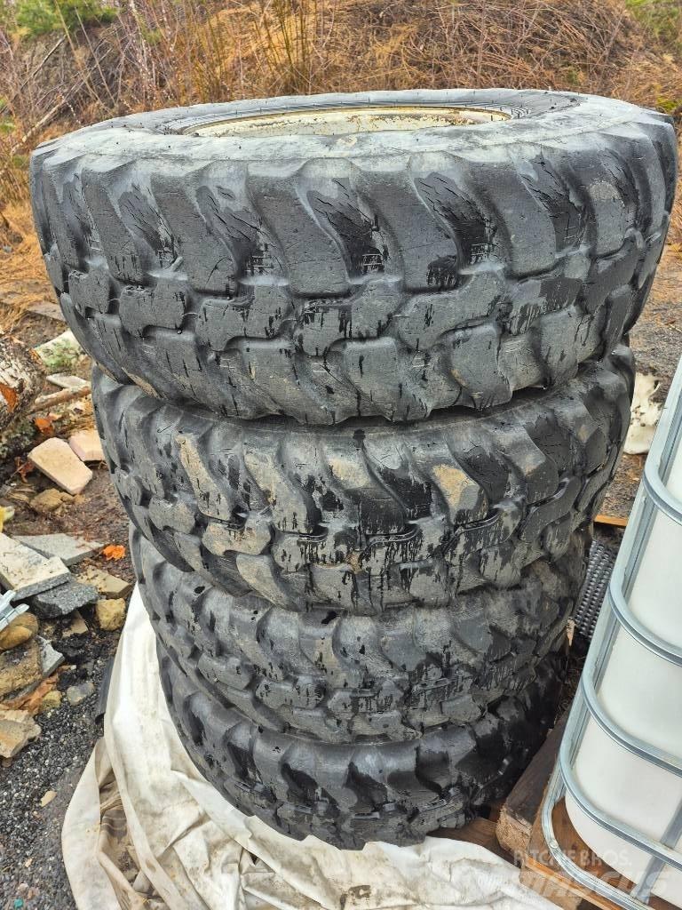 Dunlop 365/80R20 Banden, wielen en velgen